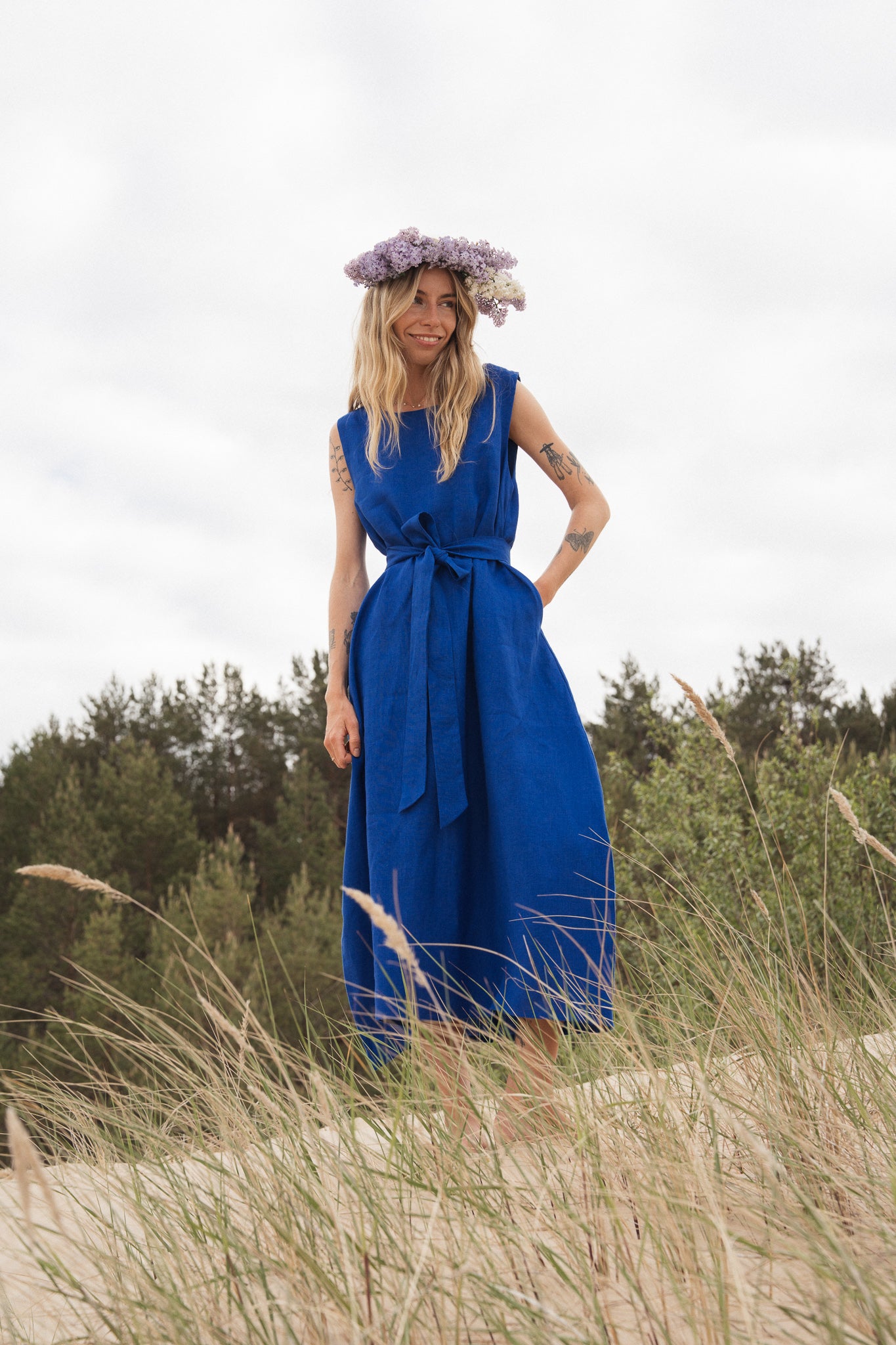 Linen sleeveless dress with belt